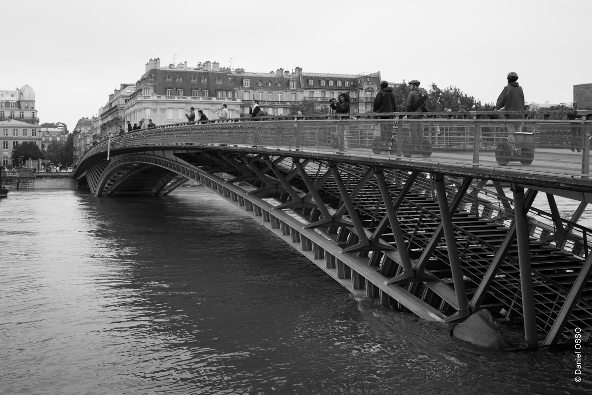 Paris, crue de la Seine - juin 2016 - Passerelle Léopold-Sédar-Senghor.